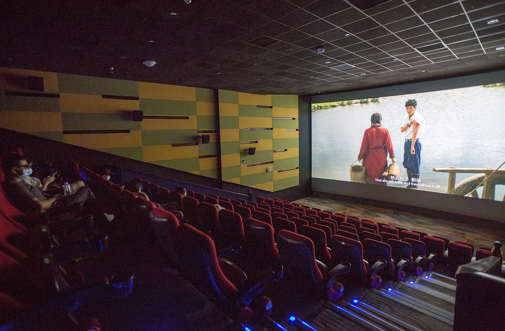 एकंदरितच करोनानंतर चित्रपटगृहांचे स्वरुप खूपच बदललेले पहायला मिळत आहे. (Photo: Twitter/SanyaofChina)
