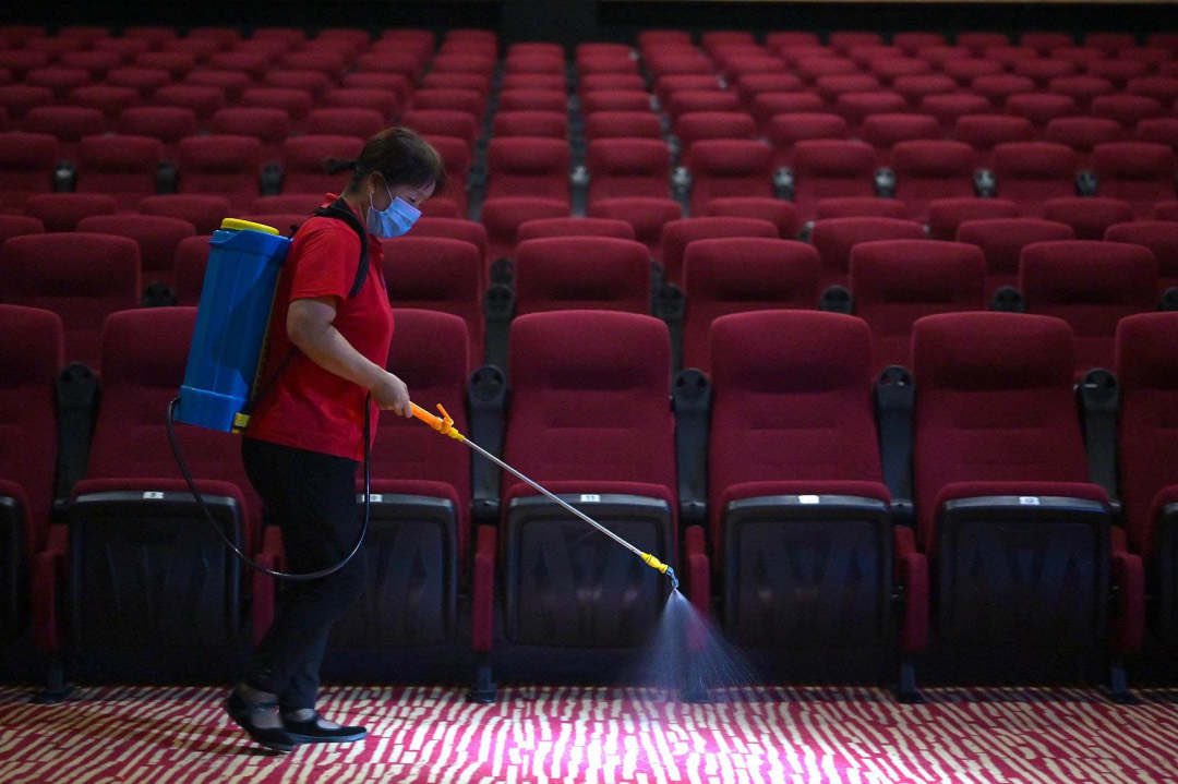 चित्रपटगृहांच्या स्वच्छेतेची विशेष काळजी घेण्यात येत आहे. प्रत्येक शो नंतर थेअटर सॅनिटाइज केलं जातं आहे. (Photo: Twitter/ChinaAmbUN)
