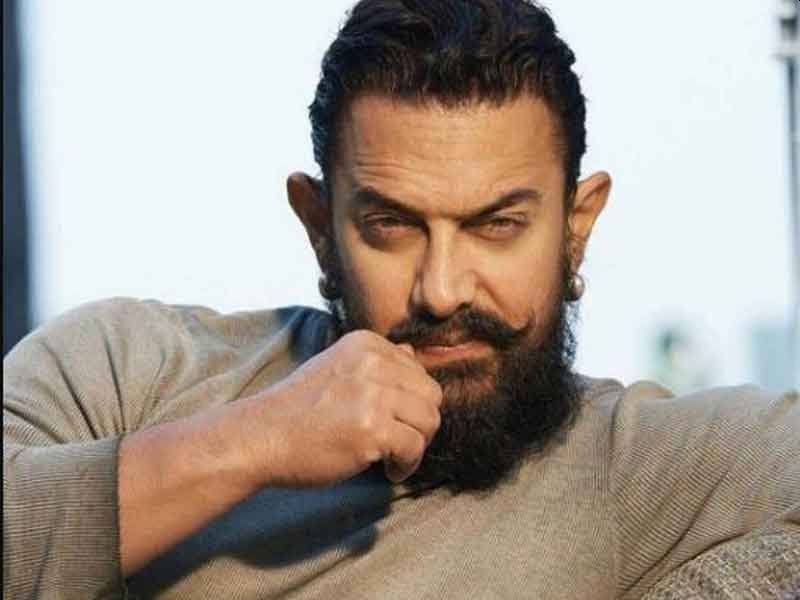 आमिर खानकडे त्यावेळी अॅक्शनची जबाबदारी देण्यात आली होती. आमिर खान योग्य पद्धतीने सीन शूट करुन घेईल याची खात्री असल्याने नासिर हुसैन आराम करण्यासाठी गेले होते. आमिरने अमरीश पुरी यांनी सगळा सीन व्यवस्थित समजावून सांगितला होता. पण जेव्हा सीन शूट होत होता तेव्हा आमिरला तो योग्य वाटत नव्हता. यामुळे आमिर वारंवार त्यांना रोखत होता. एका क्षणानंतर अमरीश पुरी संतापले आणि त्याला सगळ्यांसमोर हा कालचा मुलगा, आता मला समजावणार असं म्हणत सर्व युनिटसमोर अपमान केला.