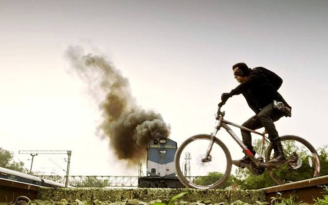सलमान खानला एरवीही सायकल चालवायला आवडते हे मुंबईकरांना ठाऊक आहेच. किक या प्रसंगात सलमान खानचा हा प्रसंग चांगला गाजला होता