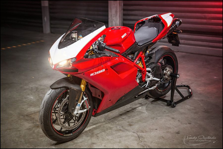 डुकाटी १०९८ एस – ३० लाख रुपये आयात कर अधिक इतर कर (Ducati 1098 S - Rs 30 Lakhs + Import Duties & Taxes) : धोनीकडे असणाऱ्या मोजक्या इटालियन बनावटींच्या बाईक्सपैकी ही एक आहे. डुकाटी १०९८ ही २००७ साली लॉन्च झाली होती. त्यावेळी धोनीने या बाईकचे एस व्हर्जन विकत घेतलं. (फोटो: Ducati)