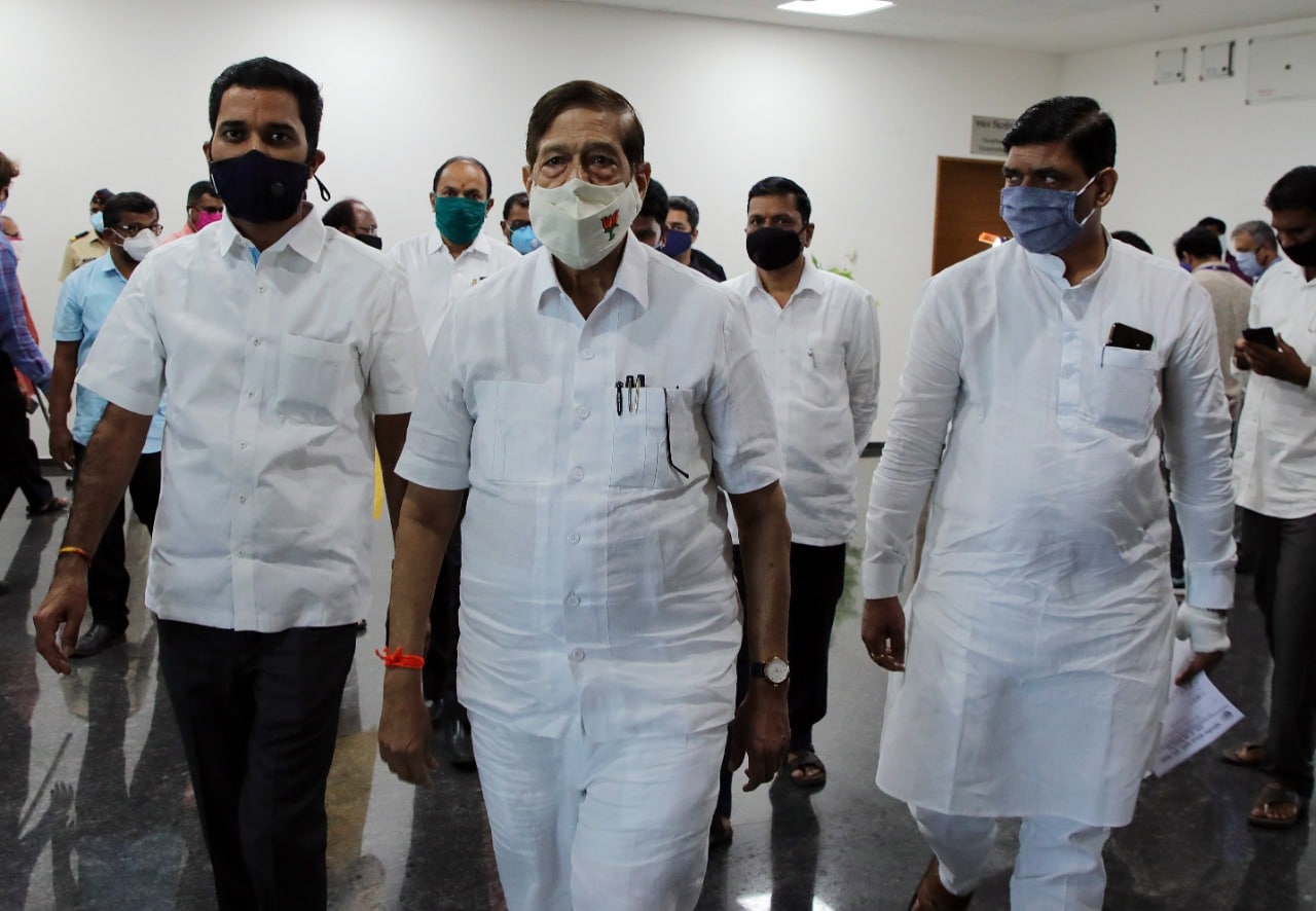 दूध दरवाढीमुळे सामान्य माणसाचे घरातील 'बजेट' कोलमडते. याची पुरेपूर कल्पना असलेल्या पुण्यातील लोकप्रतिनिधींनी आक्रमक पवित्रा घेतला. (फोटो - एक्सप्रेस फोटो / आशिष काळे)