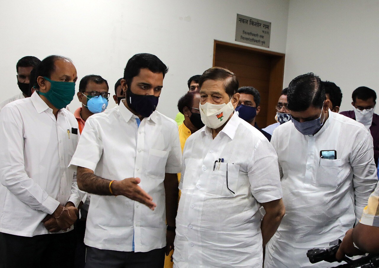 दूध दरवाढी विरोधात भाजपाचे खासदार गिरीश बापट, पुणे शहराध्यक्ष जगदीश मुळीक यांच्या नेतृत्वाखाली जिल्हाधिकारी कार्यालयात आंदोलन करून निषेध व्यक्त करण्यात आला. (फोटो - एक्सप्रेस फोटो / आशिष काळे)