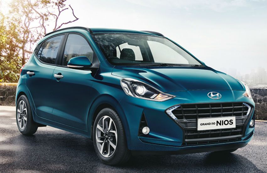 Hyundai Grand i10 Nios :- ह्युंडाई कंपनीची Grand i10 Nios ही कार Magna आणि Sportz सीएनजी अशा दोन व्हेरिअंटमध्ये येते. Magna व्हेरिअंटची किंमत 6.63 लाख रुपये आणि स्पोर्ट्स व्हेरिअंटची किंमत 7.18 लाख रुपये असून 19 km/kg इतका मायलेज असल्याचा कंपनी दावा करते.