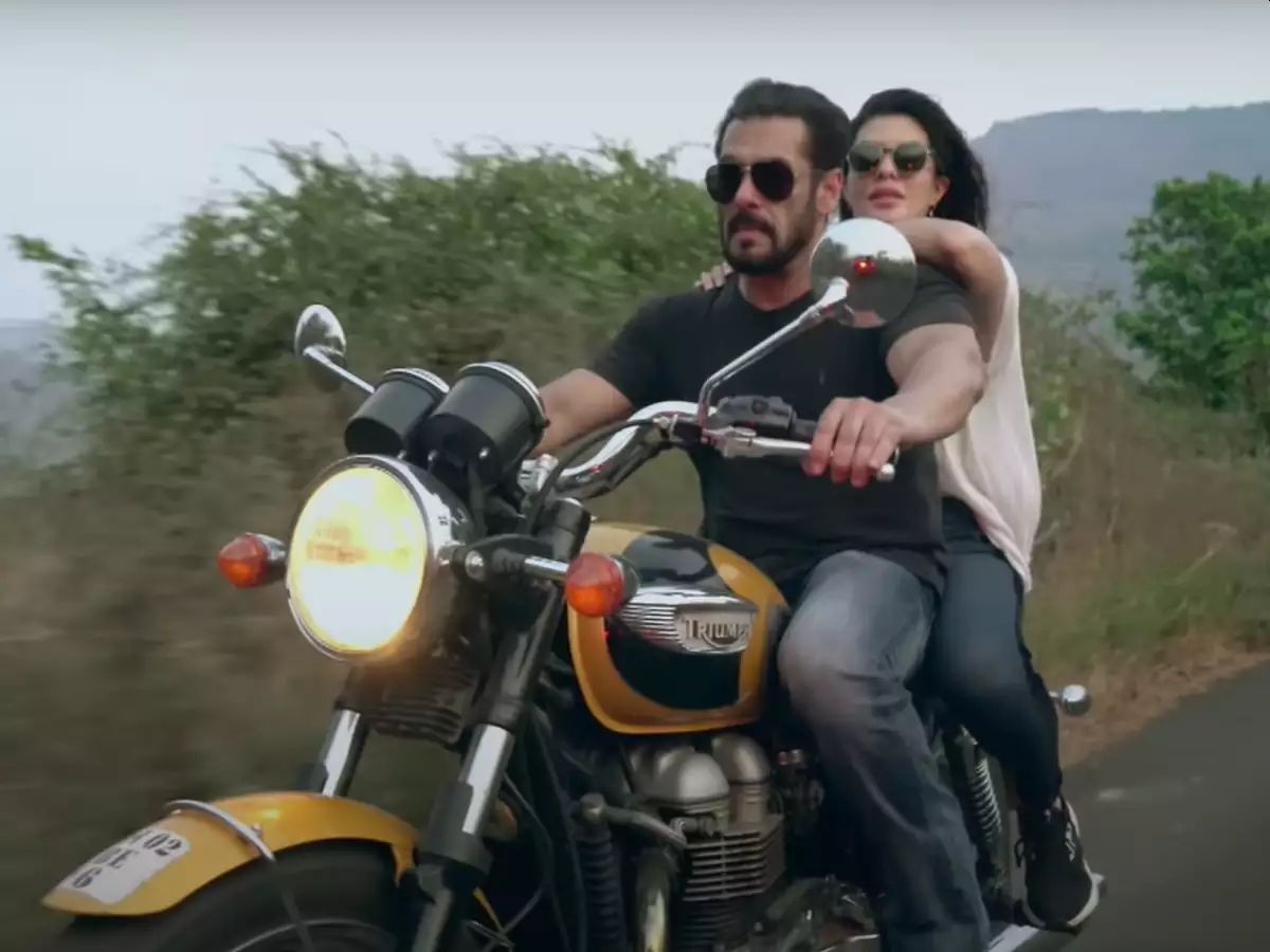 यासोबतच सलमान खानसोबत ‘तेरे बिना’ गाण्यामध्येही ती झळकली होती. हे संपूर्ण गाणं सलमान खानच्या फार्महाऊसवरच शूट करण्यात आलं होतं.