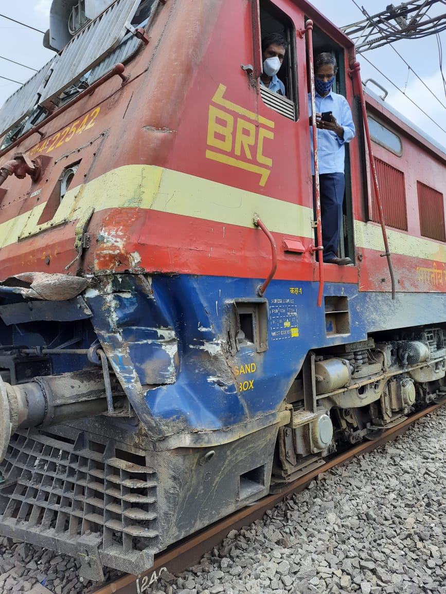 कांदिवली स्टेशनजवळ सहाव्या लाइनचं काम सुरु होतं. बांद्रा टर्मिनस ते अमृतसर ट्रेन एका ट्रकला धडकली. या घटनेत कोणीही जखमी झालेलं नाही. 02925 BDTS-Amritsar ही ट्रेन दुपारी १२.३० च्या सुमारास निघाली. या ट्रेननेच ट्रकला धडक दिली.