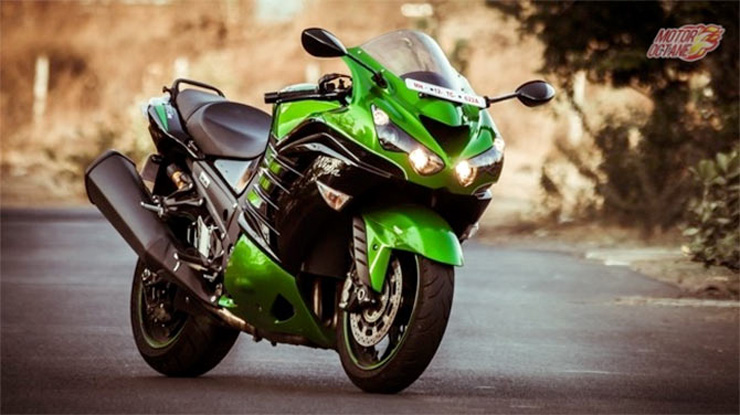 कवासाकी निंजा झेडएक्स १४ आर – २० लाख (Kawasaki Ninja ZX14R - Rs 20 Lakhs) : धोनीला जपानमध्ये तयार करण्यात आलेल्या बाईक्सचं प्रचंड आकर्षण आहे. या बाईक्स या जगातील सर्वात लोकप्रिय बाईक्सपैकी आहेत. २००६ साली लॉन्च झालेली कवासाकी निंजा झेडएक्स १४ आर ही सर्वात शक्तीशाली बाईक्सपैकी एक आहे. धोनीने ही बाईक विकत घेतली होती तेव्हा ती भारतातल्या सर्वात वेगवान बाईक्सपैकी एक होती. (फोटो: Kawasaki)