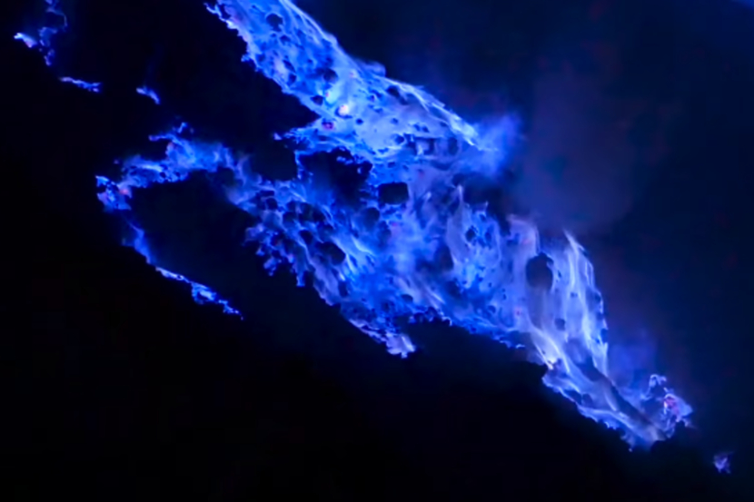 सल्फरचे प्रमाण जास्त असणाऱ्या डोंगरावर असा निळा शिलारस दिसून येतो. हा निळा रंग लाव्हाचा नसून तो तेथील जमीनीमुळे निर्माण झाल्याचे काही शास्त्रज्ञ सांगतात. (Photo: Screen Shot from Youtube/Truly)