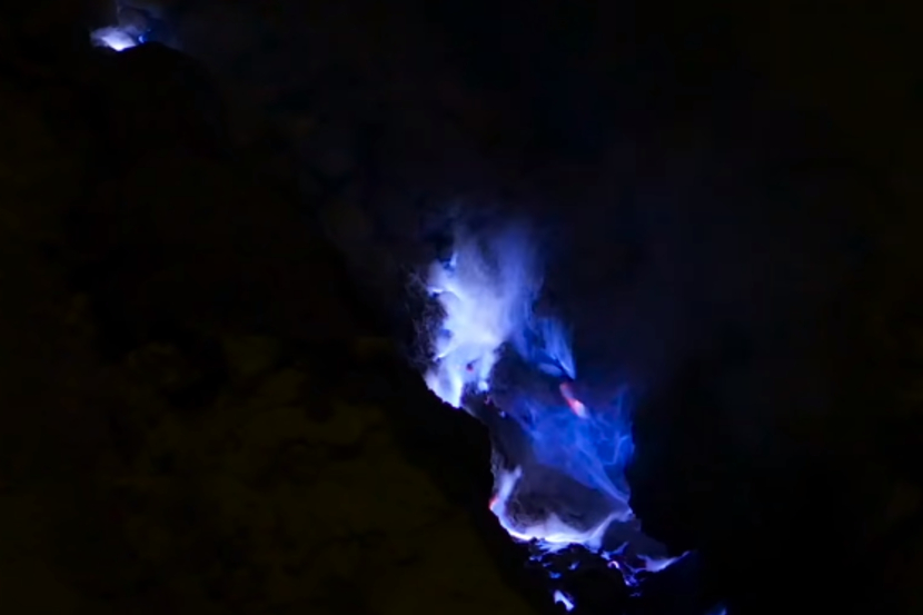 ज्वालामुखीखाली मोठ्याप्रमाणात सल्फर असल्यास असा रंग दिसून येतो. सल्फर जळल्याने निळा रंग दिसतो असं वैज्ञानिक सांगतात. गॅसच्या बर्नरजवळ निळ्या रंगाची आग दिसते तसाच हा प्रकर आहे. (Photo: Screen Shot from Youtube/Truly)