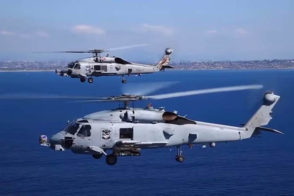 कसे आहे एमएच ६० रोमियो हेलिकॉप्टर?: लॉकहीड मार्टिनची निर्मिती असणारे एमएच ६० रोमियो हेलिकॉप्टर हे सी हॉक प्रकारातील आहे. हे हेलिकॉप्टर पाणबुड्या आणि युद्ध जहाजांवर अचूक निशाणा साधण्यासाठी ओळखले जाते. हे हेलिकॉप्टर समुद्रामध्ये एखादी शोधमोहीम राबवण्यासाठी आणि मदतकार्यासाठी फायद्याचे ठरते. (Photo : wikimedia commons)