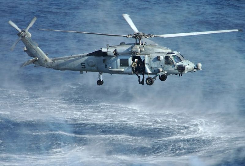 आकाराने जहाज आणि पाणबुड्यांपेक्षा हे छोटेसे वाटणारे हेलिकॉप्टर समुद्रामध्ये युद्धाच्यावेळी खूपच घातक ठरु शकते. अ‍ॅण्टी सबमरीन हेलिकॉप्टर म्हणून ओळख असणारे हे हेलिकॉप्टर सोनार तंत्रज्ञानाच्या मदतीने पाणबुड्यांचा अंदाजही व्यक्त करु शकते. त्यामुळेच याचे महत्व अनेक पटींनी वाढते. (Photo : wikimedia commons)