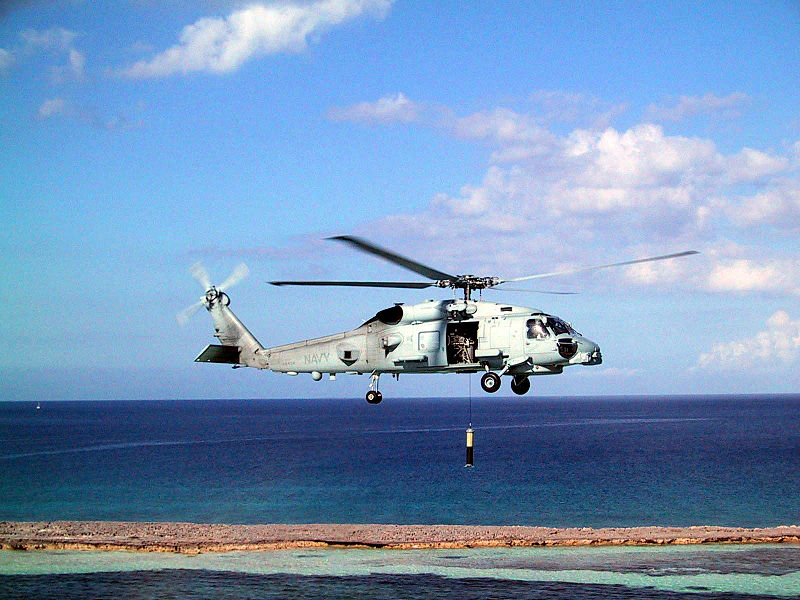 एमएच ६० रोमियो हेलिकॉप्टरमध्ये दुहेरी नियंत्रण प्रणाली आहे. यामुळे या हेलिकॉप्टरमध्ये दोन पायलट असतात. या हेलिकॉप्टरच्या कॉकपीटमध्ये बसलेल्या पायलटला रात्रीच्या घनदाट अंधारामध्येही स्पष्टपणे दिसू शकते अशी यंत्रणा आहे. (Photo : wikimedia commons)