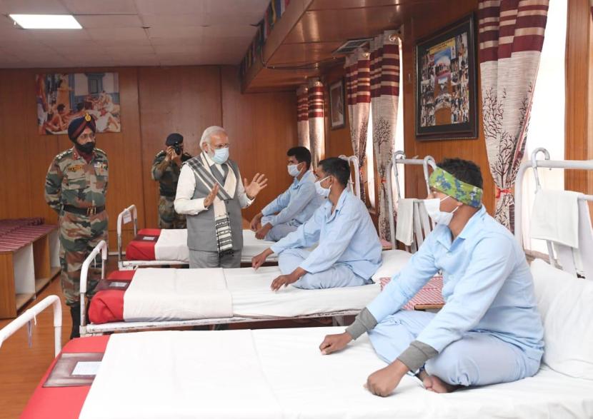 मोदींनी या भागातील लष्करी अधिकाऱ्यांशी सविस्तर चर्चा केली.