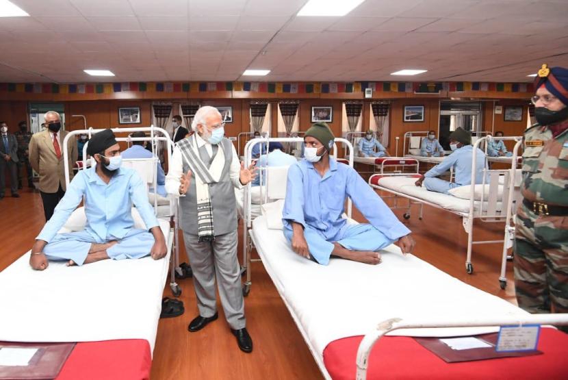मोदींबरोबरच त्यांच्या सुरक्षा रक्षकांनी आणि लष्करी अधिकाऱ्यांनाही मास्क लावल्याचं आणि सोशल डिस्टन्सिंग पाळल्याचं दिसून आलं.