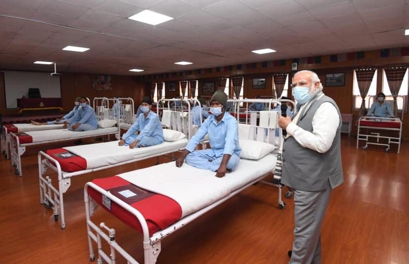 पंतप्रधान नरेंद्र मोदींबरोबरच भारतीय संरक्षण दल प्रमुख बिपिन रावतही उपस्थित आहेत.