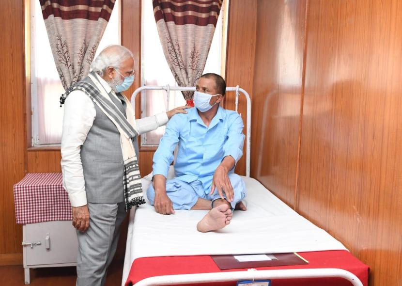 करोना संसर्गाच्या पार्श्वभूमीवर मोदींनी तोंडावर मास्क लावलेलं.