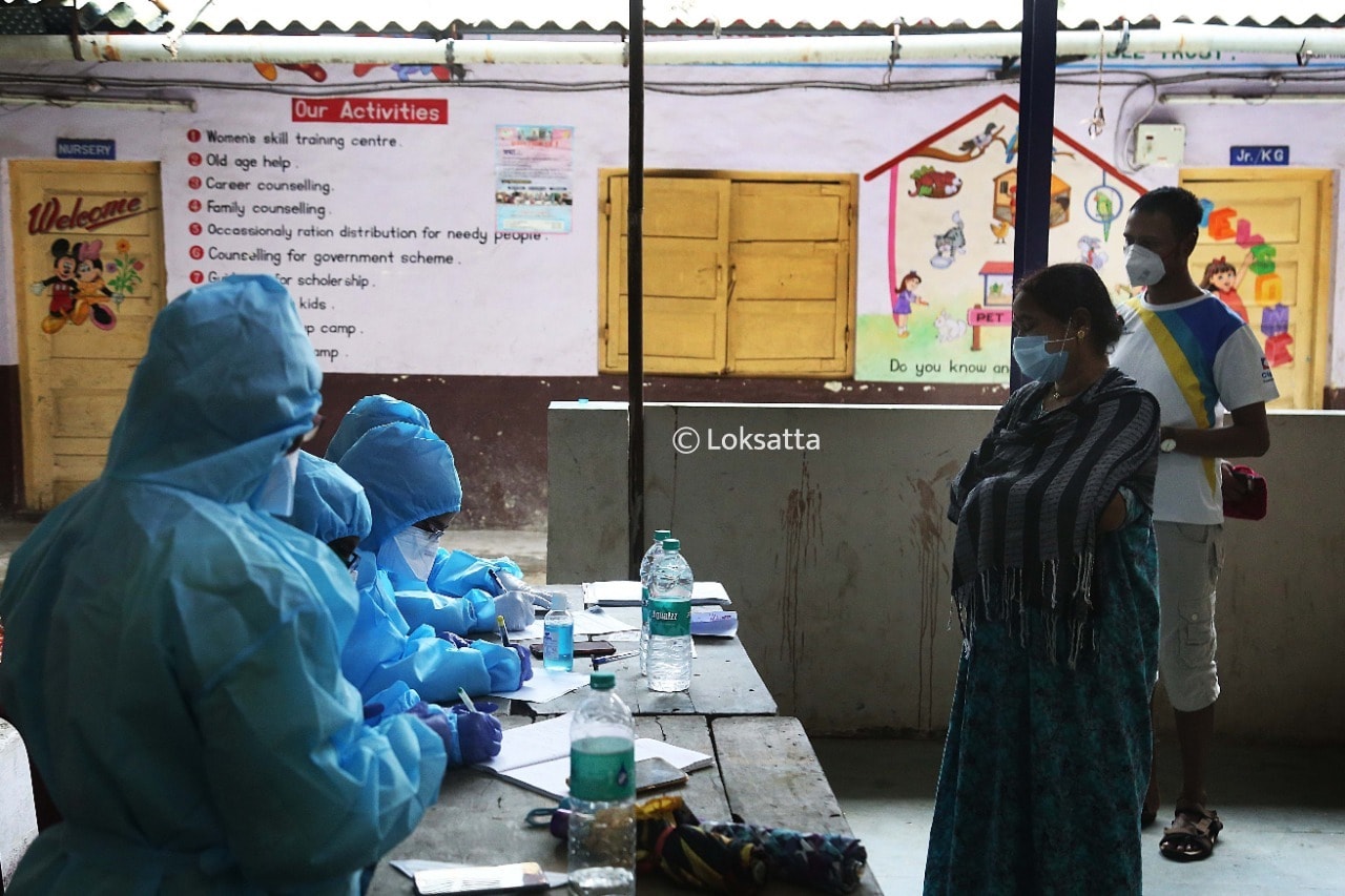 वाढत्या रुग्णसंख्येवर नियंत्रण ठेवण्यासाठी महापालिका आणि आरोग्य विभाग सातत्याने प्रयत्न करताना दिसत आहे. मुंबईच्या प्रत्येक वस्तीमध्ये आरोग्य विभागाचे अधिकारी नागरिकांच्या करोना चाचणी करत आहेत. (सर्व छायाचित्र - अमित चक्रवर्ती)