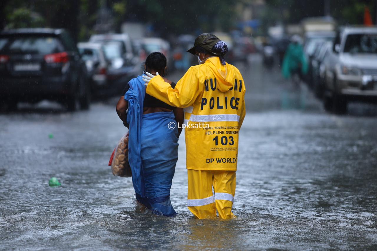 मुंबई पोलीस नागरिकांना मदत करत होते.