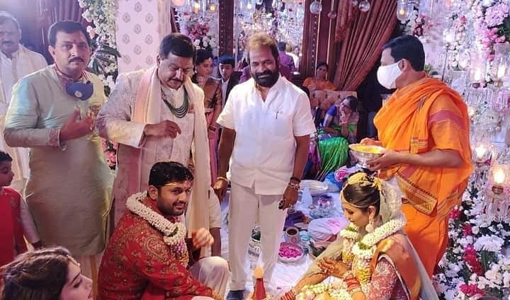 नितीनला दुबईत डेस्टिनेशन वेडिंग करायचं होतं.