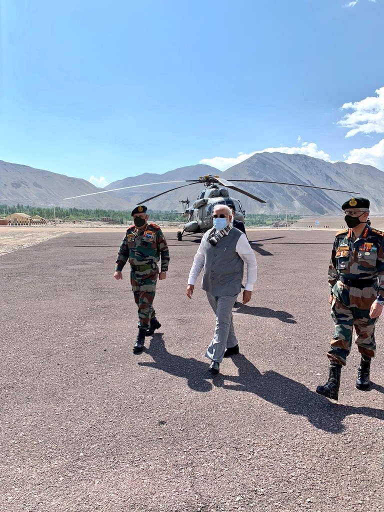 भारत आणि चीनदरम्यान लडाखजवळील सीमेवर सुरु असणाऱ्या वादाच्या पार्श्वभूमीवर पंतप्रधान नरेंद्र मोदी यांनी अचानक लेहला भेट दिली आहे. कोणतीही पूर्वसूचना न देता नरेंद्र मोदी लेह येथे पोहोचले. पंतप्रधान नरेंद्र मोदींबरोबरच भारतीय संरक्षण दल प्रमुख बिपिन रावतही उपस्थित आहेत. (सर्व फोटो: एएनआय)