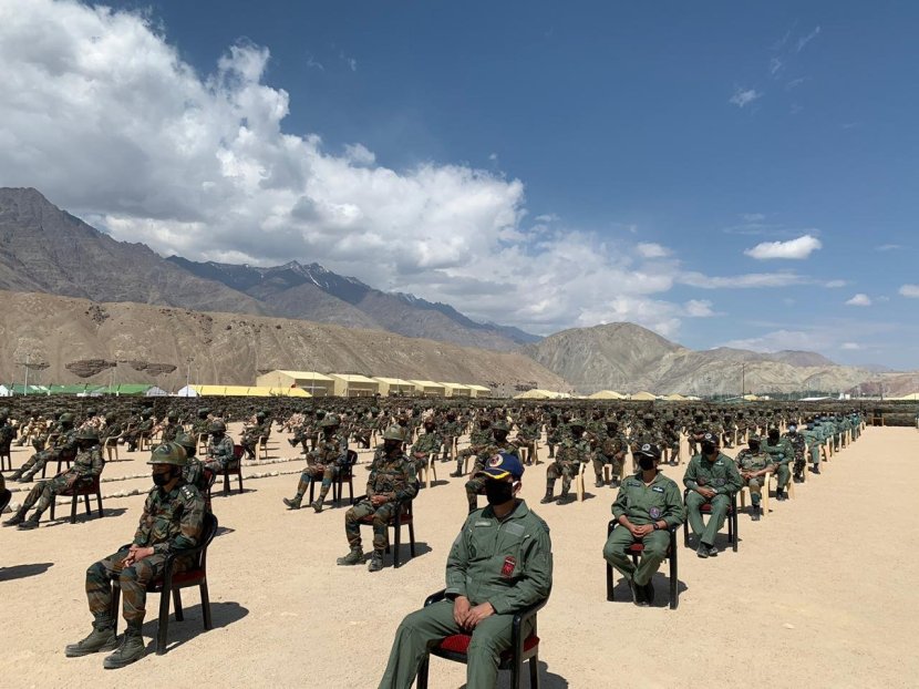 निमू येथे तैनात असणाऱ्या लष्कराच्या जवनांबरोबरच हवाई दलाचे अधिकारी आणि आयटीबीपी म्हणजेच इंडो तिबेटीयन बॉर्डर पोलीस फोर्सच्या जवानांशीही मोदींनी संवाद साधला.