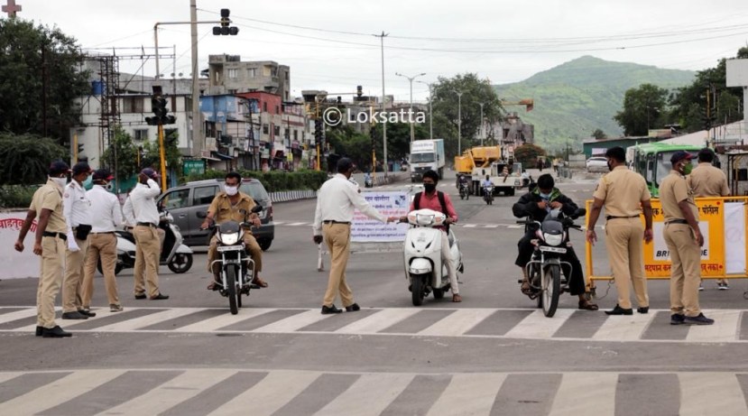 अत्यावश्यक सेवा वगळता अन्य कोणालाही या काळात घराबाहेर पडण्याची परवानगी देण्यात आलेली नाही. ज्या लोकांकडे अधिकृत पास आणि कारण आहे त्यांची चौकशी करुन त्यांना सोडलं जातंय.