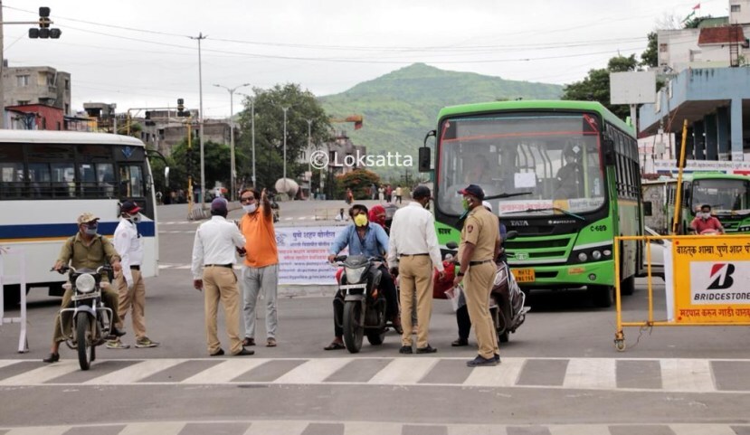 करोना प्रादुर्भावाची साखळी तोडण्यासाठी पुन्हा लॉकडाउन करणं गरजेचं असल्याचं शासनाने स्पष्ट केलं. त्यामुळे एखादा व्यक्ती विनाकारण घराबाहेर दिसला की पोलीस आपल्या नेहमीच्या कडक आवाजात कुठे निघालात, व्हा घरी...असं दरडवताना दिसत आहेत.