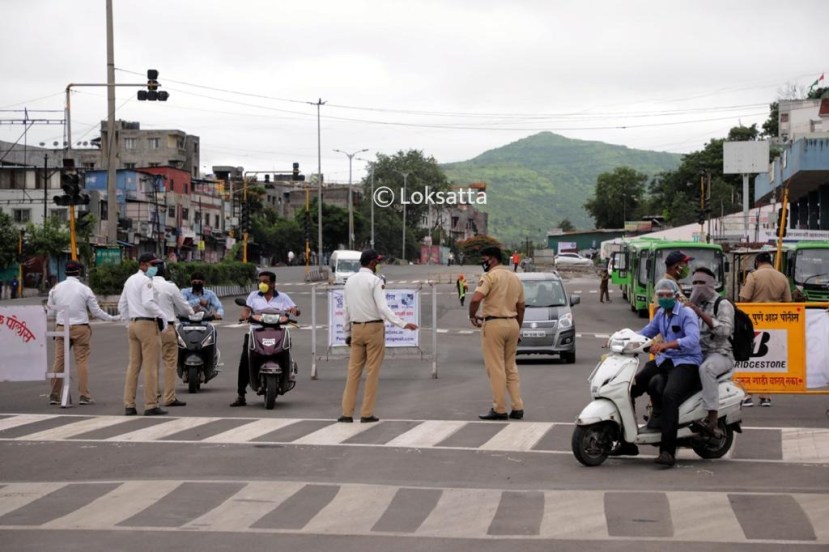 करोनाग्रस्त रुग्णांची वाढती संख्या लक्षात घेता पुणे आणि पिंपरी-चिंचवड शहरात पुन्हा एकदा लॉकडाउन जाहीर करण्यात आलं आहे. १० दिवसांच्या या लॉकडाउनमधील सुरुवातीचे काही दिवस कडक निर्बंध घालण्यात आले आहेत. पुणेकरांना विनाकारण घराबाहेर पडण्यावर बंदी आहे. यादरम्यान पोलीस यंत्रणेवरची जबाबदारी पुन्हा वाढली आहे. (सर्व छायाचित्र - अरुल होरायझन)