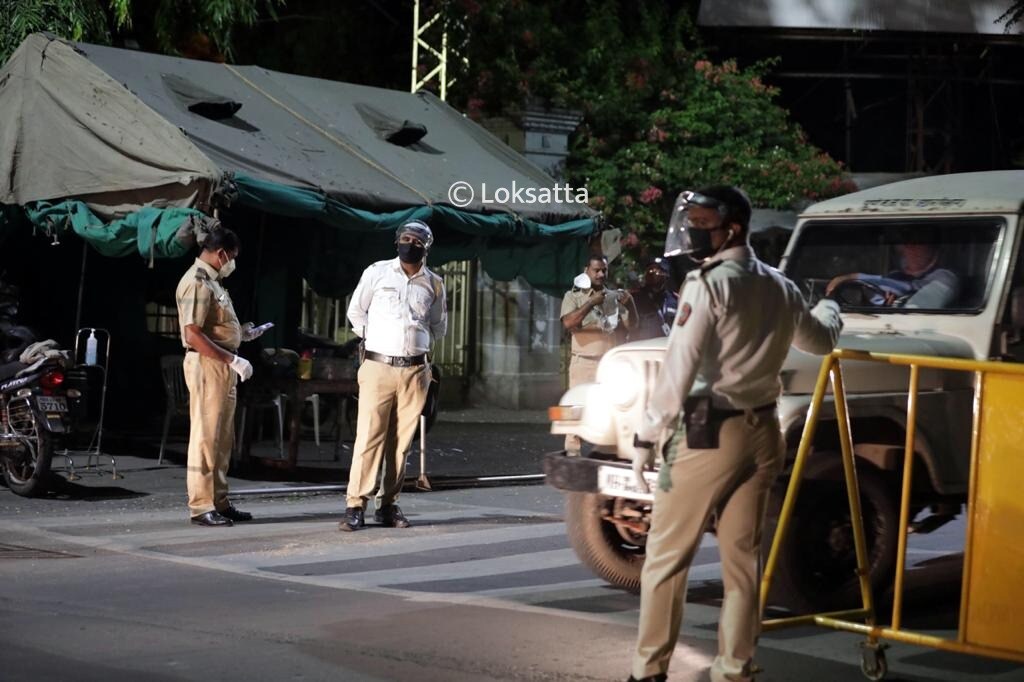 करोनाचा सामना करताना अनेक पोलिसांना आपले प्राण गमवावे लागले. पुणे वाहतूक पोलीस शाखेत कार्यरत असलेल्या संदीप शेडजाळे हे अधिकारी ड्युटीवर असताना आपली विशेष काळजी घेत आहेत. (सर्व छायाचित्र - अरुल होरायझन)