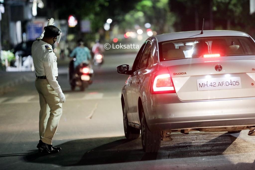 सध्या काही नियमांमध्ये शिथीलता असली तरीही रस्त्यावर येणाऱ्या प्रत्येक गाडीची कसून चौकशी केली जात आहे.
