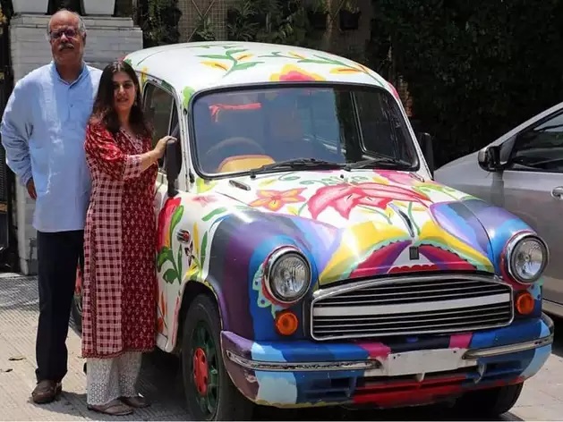 सन २०१९ मध्ये जुलै महिन्यात रंजीत मल्होत्रा यांनी एक गाडी विकत घेतली. वेगवगेळ्या रंगांमधील नक्षीकाम असणारी ही गाडी दिसायला खूपच सुंदर आहे. मेक्सिकोमधील एका कलाकाराने या गाडीवर नक्षीकाम केलं आहे. या एम्बेसिडर गाडीला रंजीत मल्होत्रा यांनी दिल्लीमधील यूरोपियन यूनियनच्या कार्यालयामध्ये काम करणाऱ्या एका व्यक्तीकडून विकत घेतलं होतं. दिल्लीमध्ये या गाडीला एनओसी देण्यात आली. मात्र पंजाब परिवहन विभागाने या गाडीच्या रंगावर आक्षेप घेतला. याविरोधात रंजीत मल्होत्रा यांनी उच्च न्यायालयामध्ये खटला दाखल केला. बुधवारी (१५ जुलै २०२० रोजी) पंजाब आणि हरयाणा उच्च न्यायलयाने या प्रकरणाची सुनावणी केली.