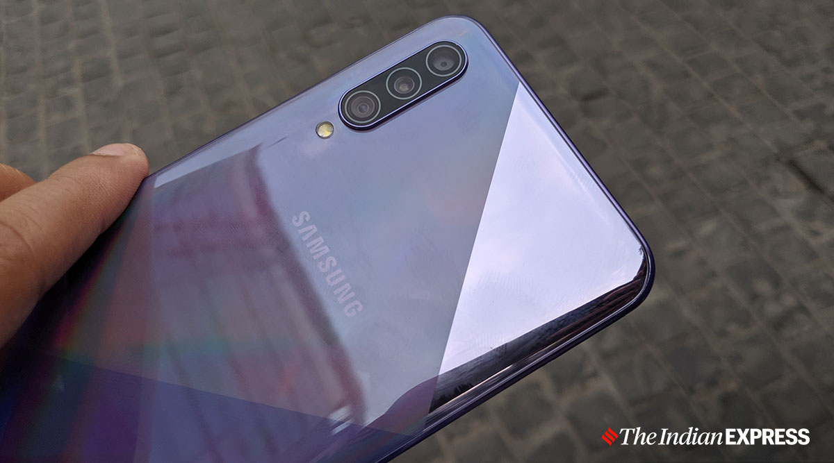 Samsung Galaxy A50s: या फोनच्या किंमतीत सहा हजार रुपयांची कपात झाली आहे. आता या फोनच्या बेसिक व्हेरिअंटची किंमत 18,599 रुपये झाली आहे.