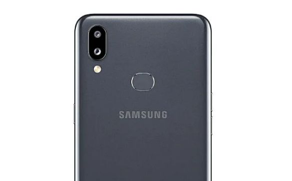 Samsung Galaxy M01 प्रमाणे Samsung Galaxy M01s मध्येही ड्युअल रिअर कॅमेरा सेटअप व सिंगल सेल्फी कॅमेरा आहे.