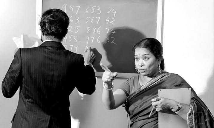 शकुंतला देवी यांनी लंडनच्या इम्पिरियल कॉलेजमध्ये तेरा आकडी दोन संख्यांचा गुणाकार अवघ्या २८ सेकंदांत करून गिनीज बुकात नाव कोरले होते. (Photo : Twitter/Sreeraamsharma)