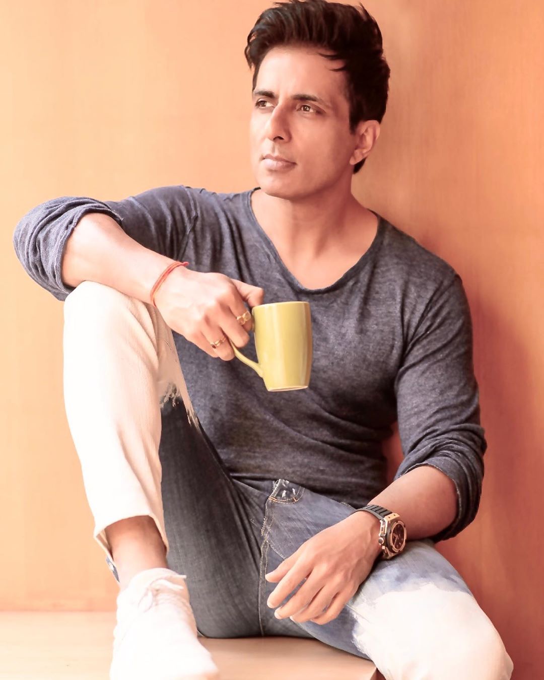 सोनूने महाराष्ट्र सरकारकडून विशेष परवानगी घेऊन काही गाड्यांची सोय केली आहे. (फोटो सौजन्य इन्स्टाग्राम)