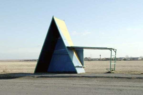 हा एक त्रिकोणी आकाराच बस स्टॉप