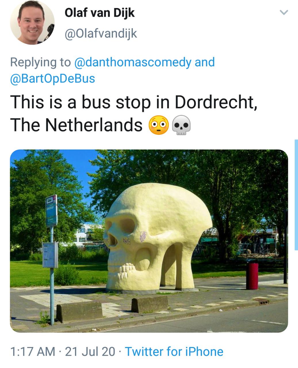 तर हा आहे नेदर्लण्डमधील बस स्टॉप (फोटो: Twitter/Olafvandijk)