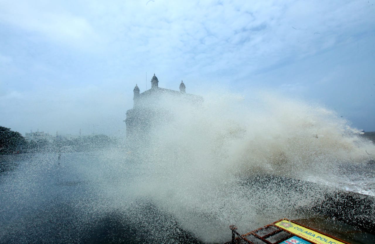 मुंबईमध्ये काल पावसाने विश्रांती घेतली. मुंबईच्या समुद्रामध्ये काल ४.६७ मीटरपर्यंतच्या उंच भरतीच्या लाटा उसळल्या.