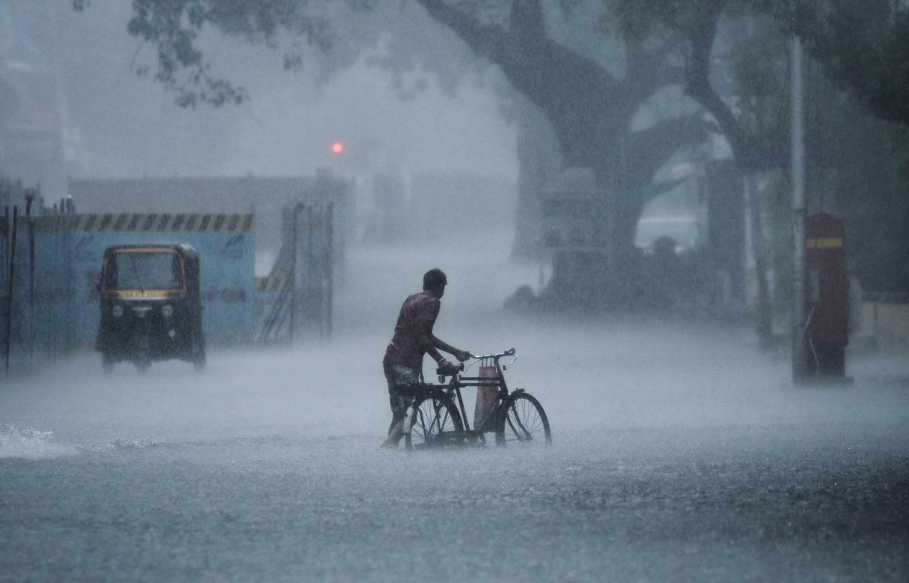 गेल्या २-३ दिवसांपासून मुंबई शहरात मुसळधार पावसाने दाणादाण उडवली होती. वांद्रे परिसरातील सखल भागांमध्ये यामुळे पाणी साचलेलं पहायला मिळालं.