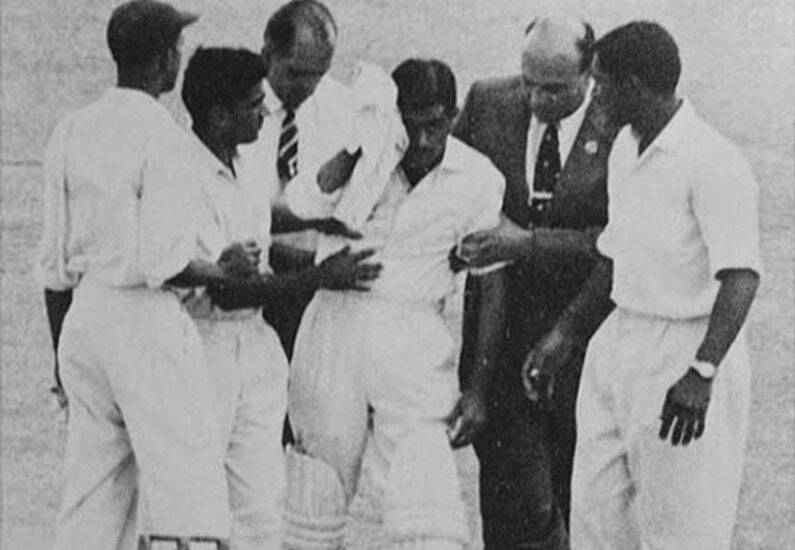 १९५९ मध्ये पाकिस्तानचे अब्दुल अजीज यांचा कराची येथे स्थानिक सामन्यादरम्यान मृत्यू झाला. अब्दुल अजीज फलंदाजी करत असताना त्यांच्या छातीवर एक चेंडू जोरात आदळला. अवघ्या १८ वर्षीय अजीज यांचा मृत्यू झाला.
