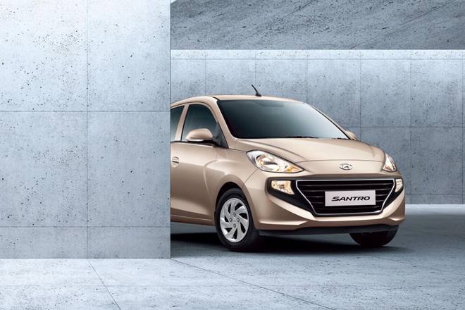 Hyundai Santro CNG : ह्युंडाई सँट्रो ही भारतात सर्वाधिक विक्री होणाऱ्या कारपैकी एक आहे. सँट्रो कार Magna आणि Sportz सीएनजी अशा दोन मॉडेल्समध्ये येते. Santro CNG चा मायलेज 30.48 km/kg इतका असल्याचा कंपनीचा दावा आहे. सीएनजी किटसह Magna व्हेरिअंटची एक्स-शोरूम किंमत 5.84 लाख रुपये आणि Sportz ची एक्स-शोरूम किंमत 6.20 लाख रुपये आहे.