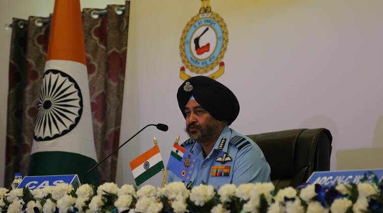 राफेल हे ४.५ जनरेशनचे फायटर विमान असून IAF साठी गेमचेंजर ठरणार असे माजी एअर फोर्स प्रमुख बी.एस.धनोआ यांनी म्हटले आहे. राफेलबाबत उलट-सुलट दावे करणाऱ्या चीनला त्यांनी फक्त दोन प्रश्न विचारले आहेत. हिंदुस्थान टाइम्सने हे वृत्त दिले आहे. Express Photos by Gurmeet Singh