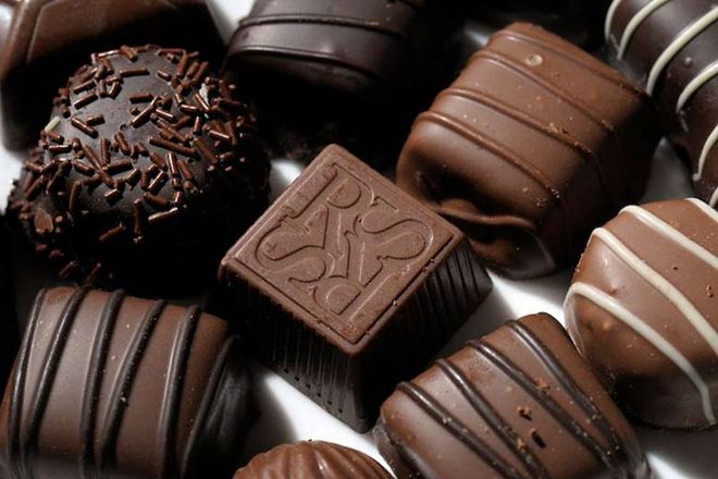 ६. आजकाल अनेकांमध्ये कोलेस्ट्रॉलचे प्रमाण आढळून येते. शरीरातील एलडीएल कोलेस्ट्रॉल कमी करण्यास आणि त्यामुळे होणा-या आजारांना नियंत्रणात ठेवण्यासाठी चॉकलेट उपयुक्त ठरते.