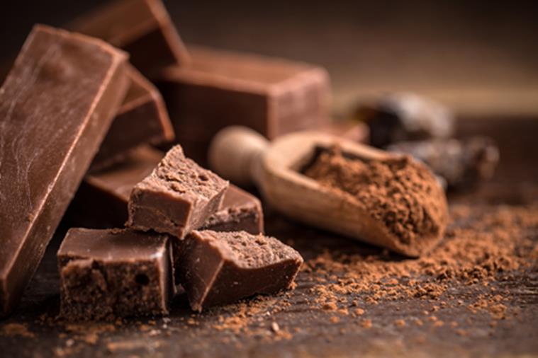 १. चॉकलेटमध्ये कोको बीन हा मुख्य घटक असून यामध्ये असलेल्या फ्लावनोल्समध्ये शरीरातील पेशींचे संरक्षण करण्य़ाची क्षमता असते. फ्लावनोल्स या घटकामुळे वयस्कर व्यक्तींची आकलन क्षमता, स्मरणशक्ती यांच्या कार्यामध्ये सुधारणा घडविण्यासाठी मदत होते.