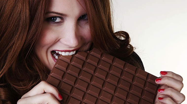 चॉकलेटच्या याच नव्या रंगरुपामुळे लहान-थोर सारेच त्याच्या मोहात पडतात. परंतु चॉकलेट केवळ खाण्यासाठी नसून त्याचे काही गुणधर्मही आहेत जे शरीरासाठी गुणकारी ठरतात. मात्र हे फायदे आपल्याला माहित नाहीत.