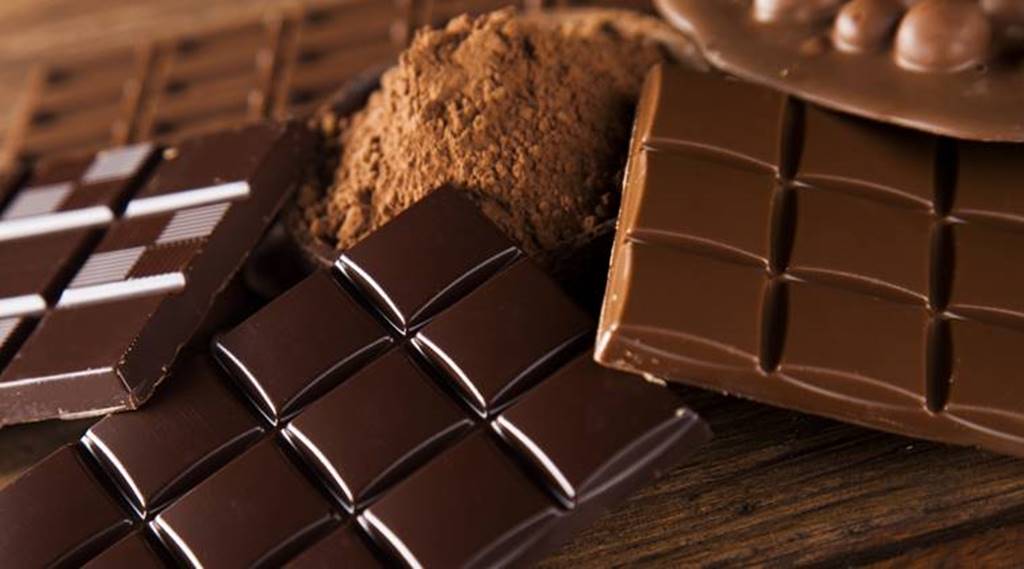 चॉकलेट म्हणजे अबाल-वृद्धांना आवडणारा पदार्थ. चॉकलेटचं साधं नाव जरी घेतलं तरी प्रत्येकाच्याच तोंडाला पाणी सुटतं. सध्या बाजारात विविध प्रकारचे, आकाराचे चॉकलेट मिळतात. त्यात सुद्धा डार्क चॉकलेट, व्हाईट चॉकलेट असे एक ना अनेक प्रकार आहेत.