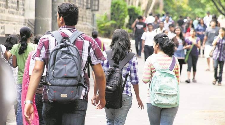 विद्यार्थ्यांना स्वेच्छेने शाळा-महाविद्यालयांमध्ये जाण्याची २१ सप्टेंबरपासून परवानगी असेल. ५० टक्के शिक्षक आणि कर्मचारी वर्गाला शाळा-महाविद्यालयांमध्ये उपस्थित राहता येईल. ऑनलाइनच्या माध्यमातून अभ्यासक्रम शिकवला जाईल, असे गृहमंत्रालयाने स्पष्ट केले. (संग्रहित छायाचित्र)