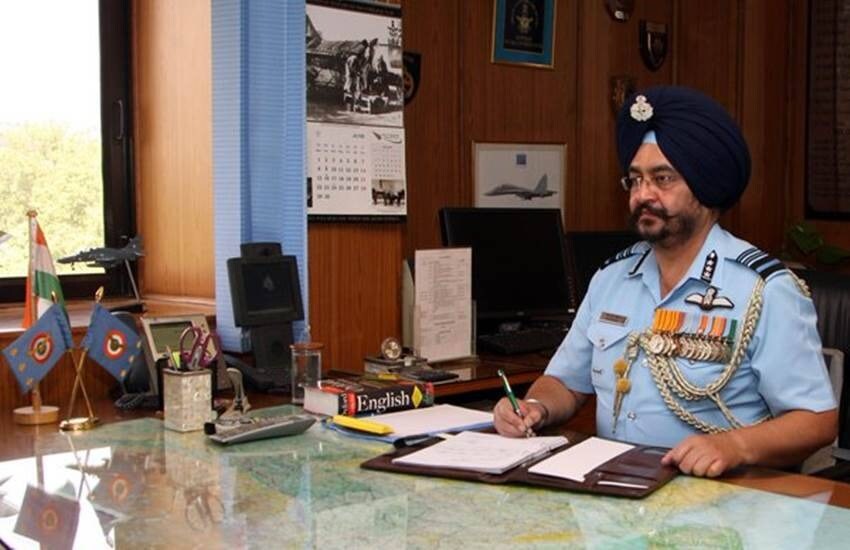 J-20 पाचव्या पिढीचं फायटर विमान आहे, मग त्यात सुपरक्रूझची क्षमता का नाहीय? असा धनोआ यांनी दुसरा सवाल विचारला आहे. तुमच्या विमानामध्ये सुपरक्रूझ क्षमता असेल तर आफ्टरबर्नस वापरल्याशिवाय माच १ पेक्षा अधिक वेगाने उड्डाण करु शकते.