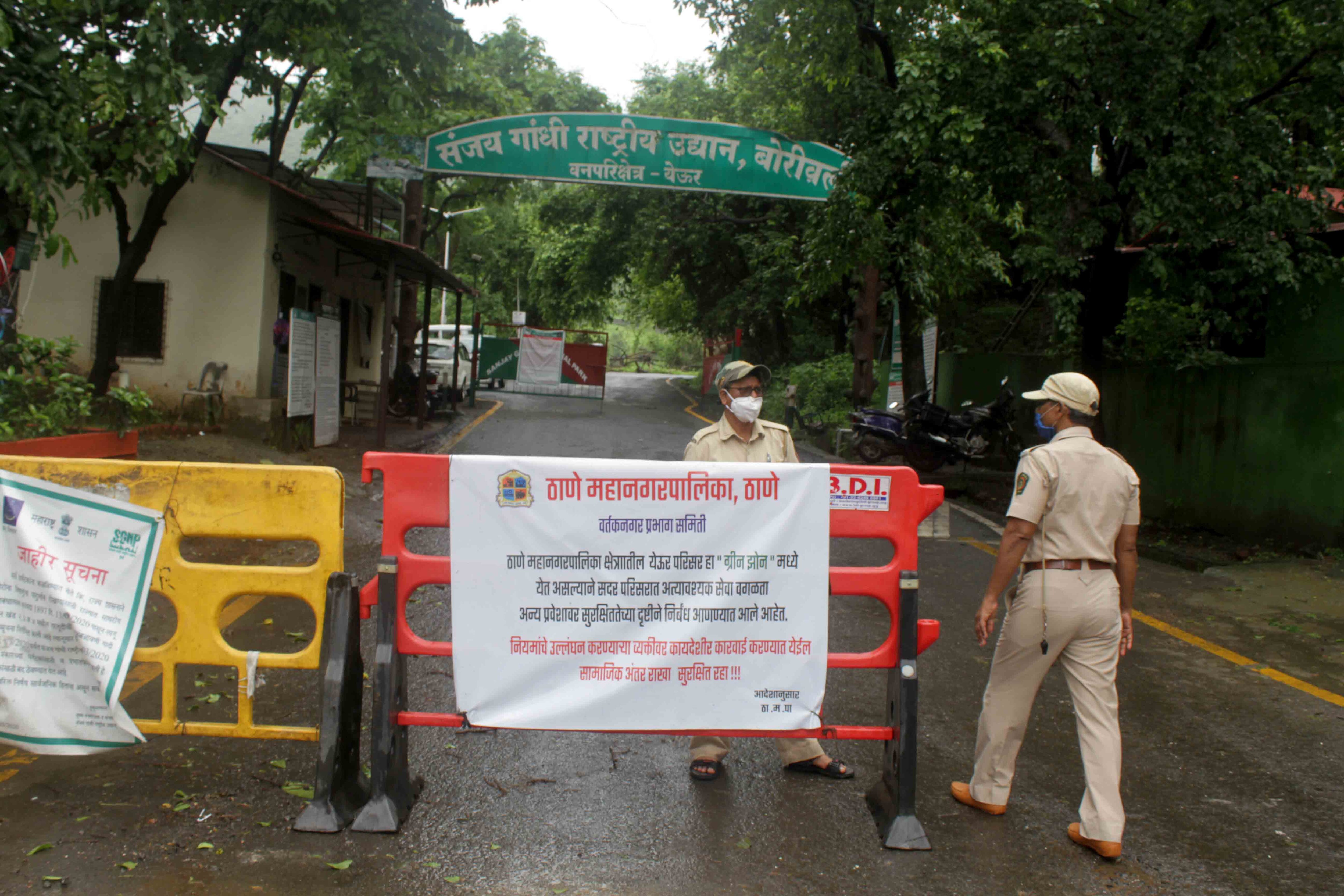 तळीरामांची गर्दी होऊ नये आणि करोनाचा प्रादुर्भाव होऊ नये म्हणून काळजी घेतली जाते आहे