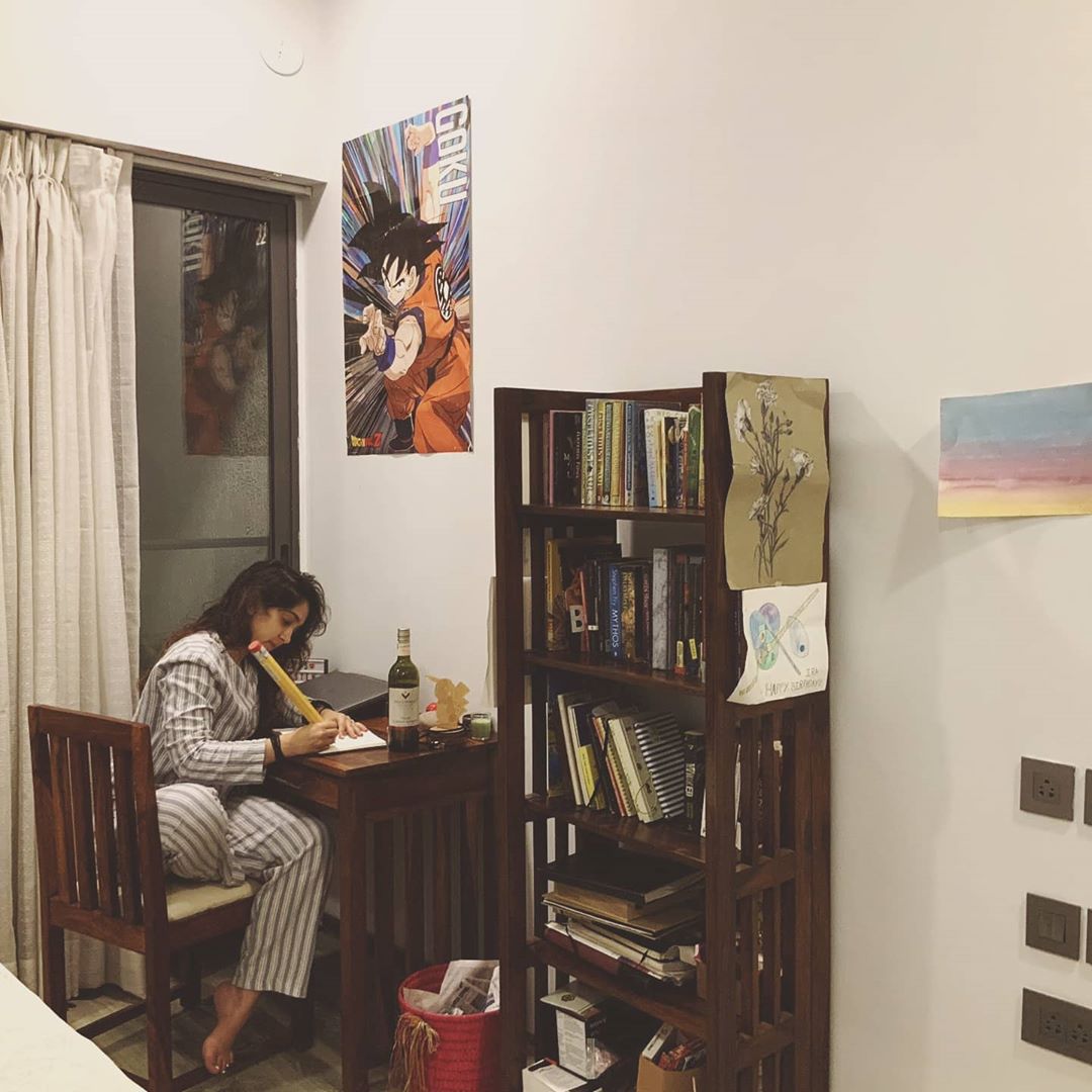 या फोटोमध्ये ती काही तरी लिहिताना दिसत आहे.